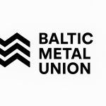 Logotips "Baltic Metal Union" ar trīs melnām ķīļveida svītrām un melnu tekstu baltā fonā.